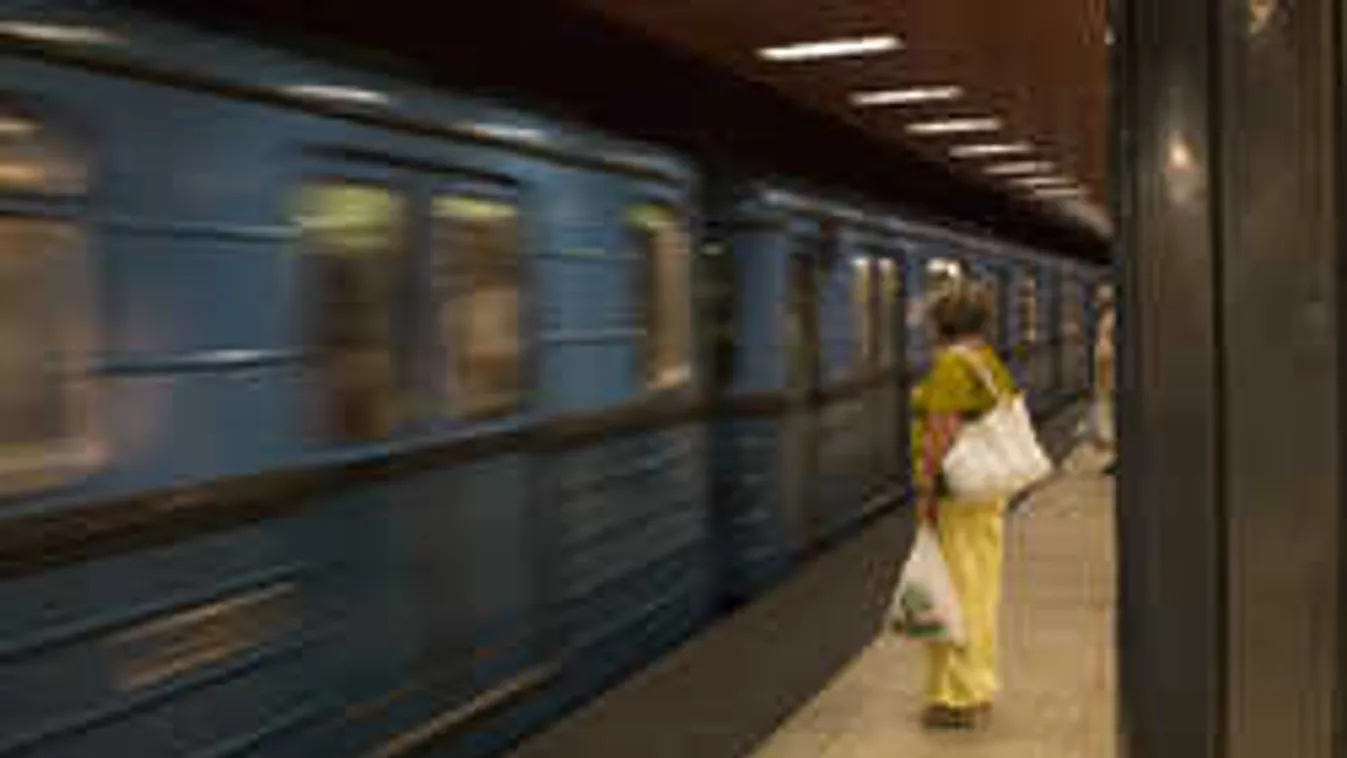 Maga alá rántotta és métereken át húzta a tehetetlen nőt a metró Rómában