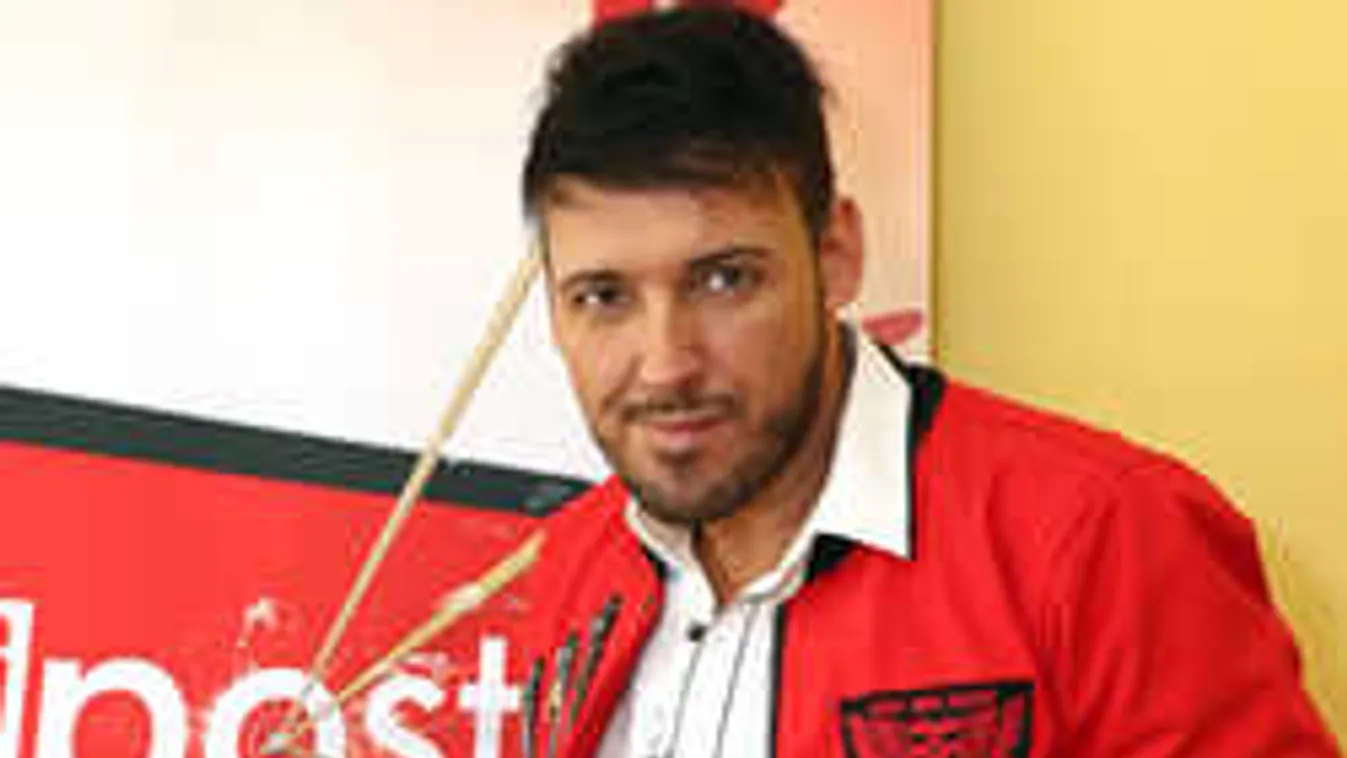 Nem hallgat tovább a válófélben lévő magyar sztár: vele randizik