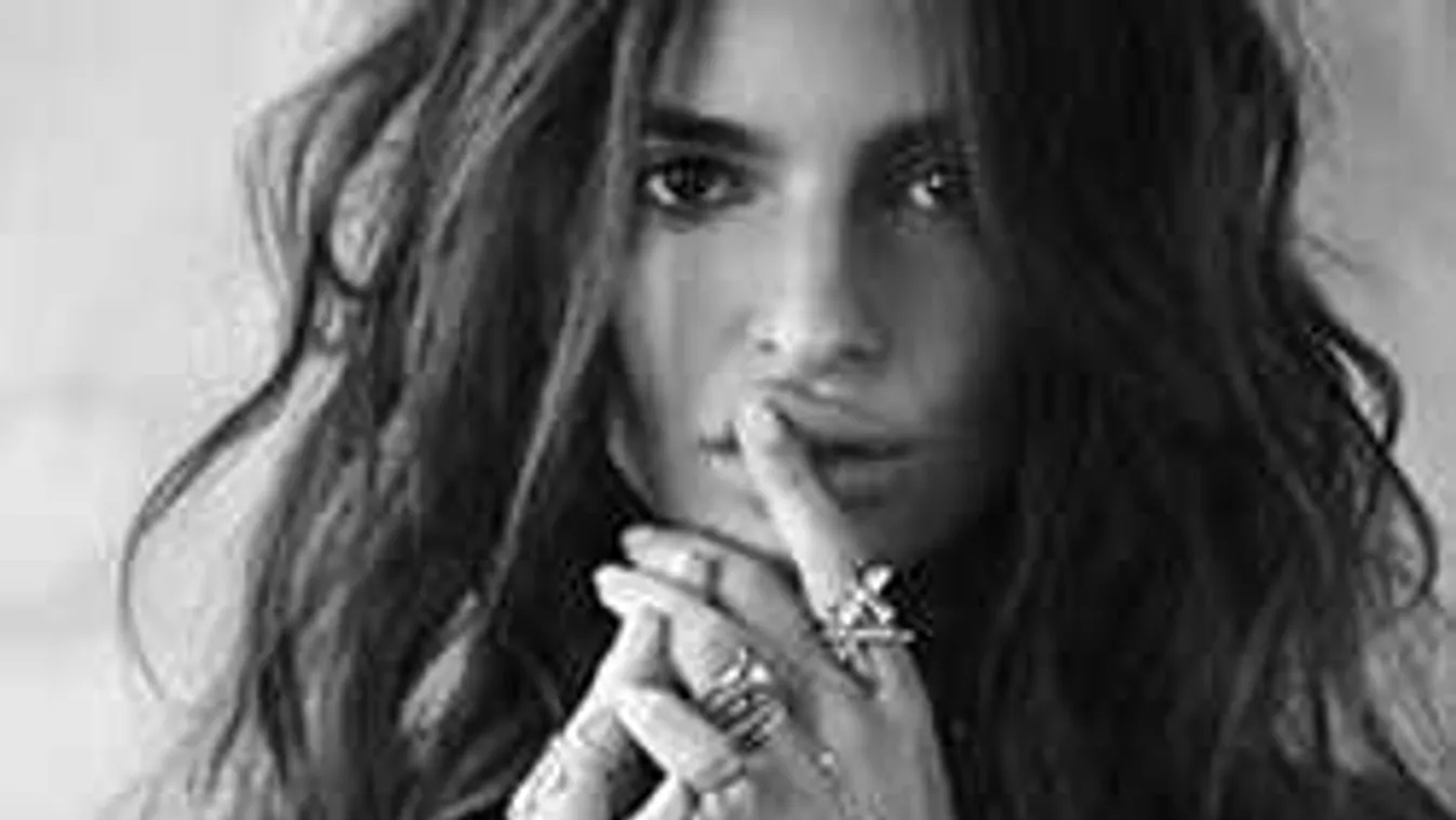 Átlátszó felsőben mutatta meg mellbimbóit a dögös modell