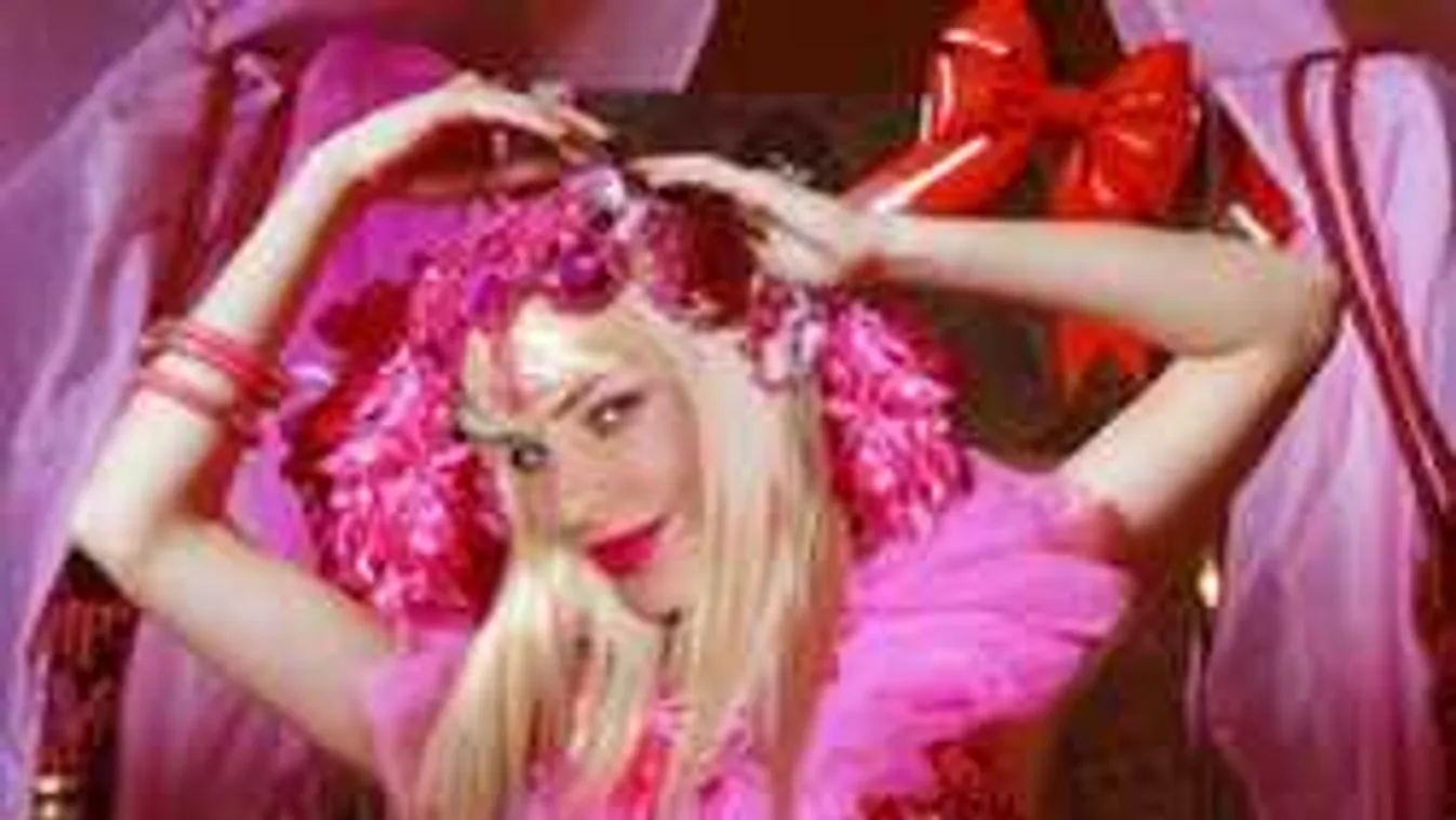 Alig látni a karácsonyfát a magyar pornósztár hatalmas mellétől