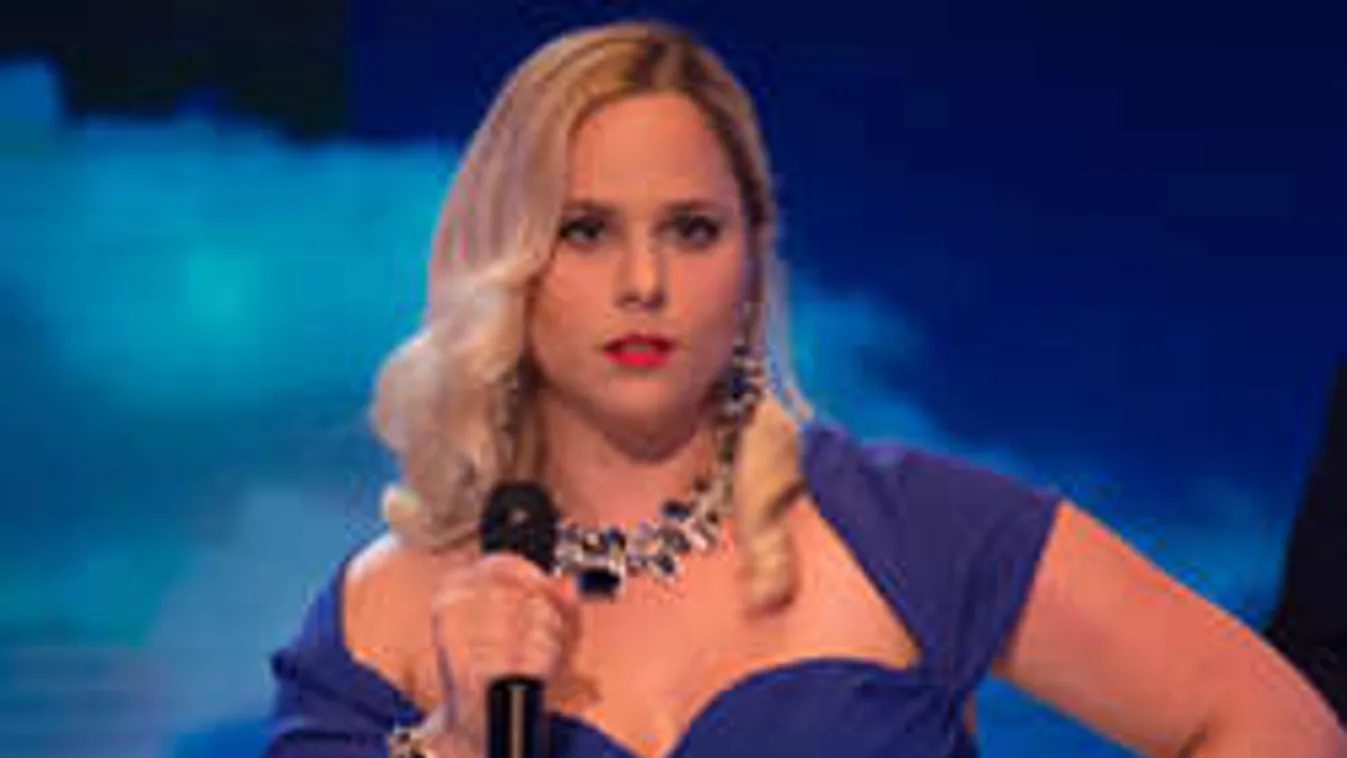 Beperelte a Facebookot a magyar sztárénekesnő!