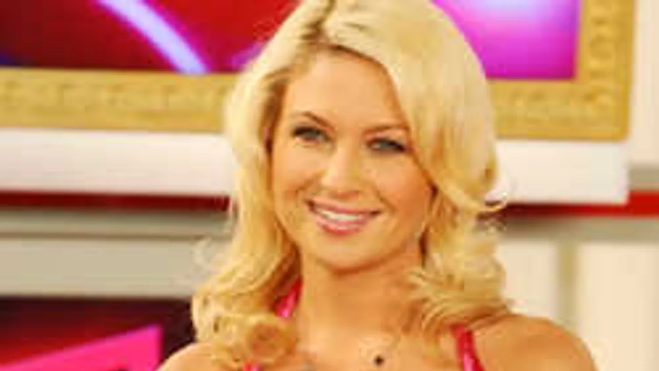 Félmeztelen fotón mutatja meg idomait a magyar színésznő