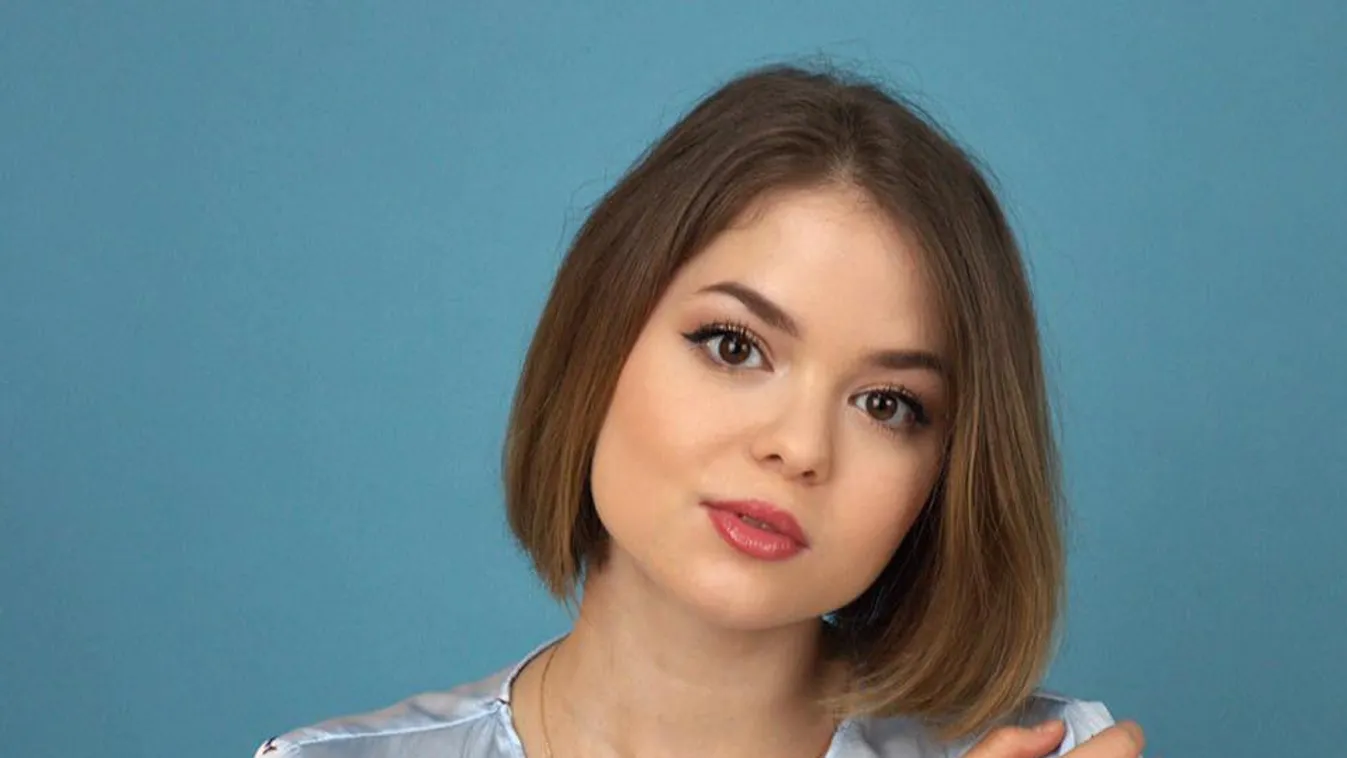 Intim fotók: szerelmesen csókolja kedvesét a magyar énekesnő