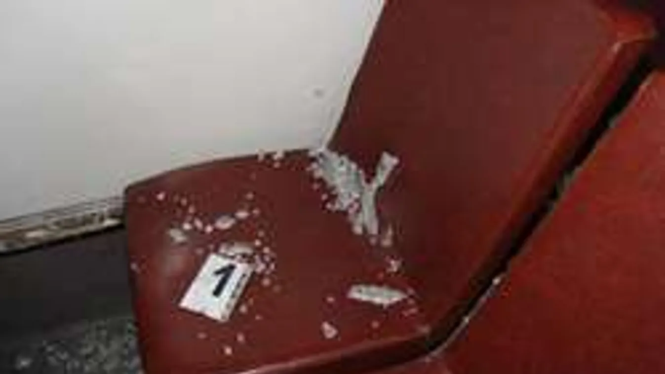 Bedobta a busz ablakát, egy nő megsérült