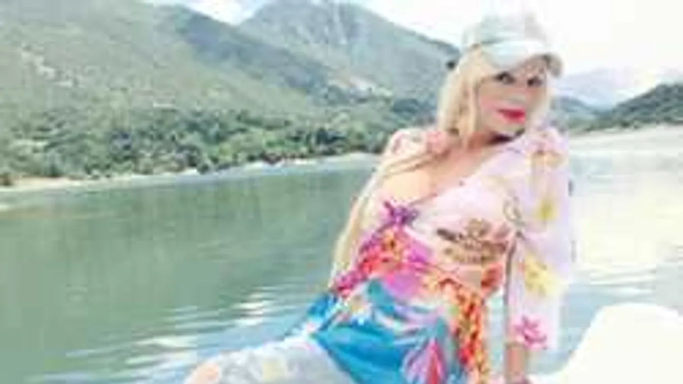 Mindenki látta: A színpadon buggyantak ki a magyar sztár mellei