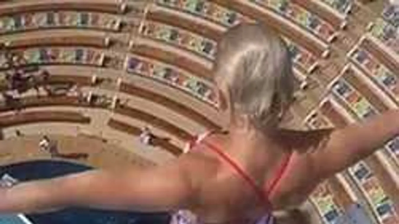 Félelmetes mélységbe ugrott a feszes fenekű sportoló