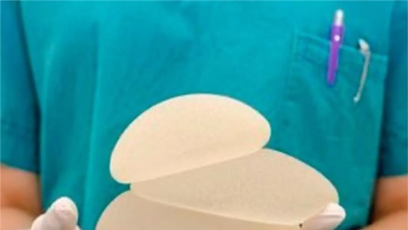 Dráma és sokk: Ezeket a hírességeket újra műteni kellett szilikonmellük miatt