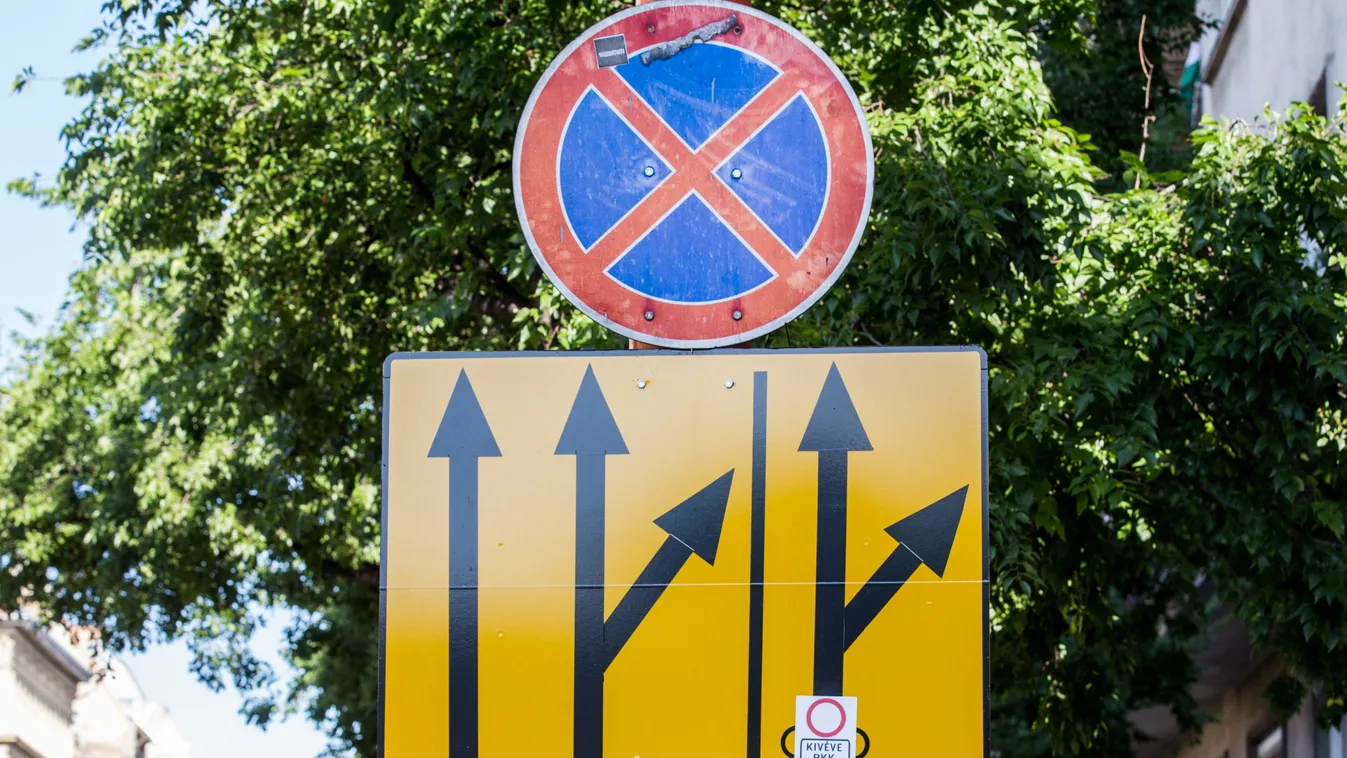 Autósok lepték el a busz- és kerékpársávot az Üllői úton – teljes a káosz