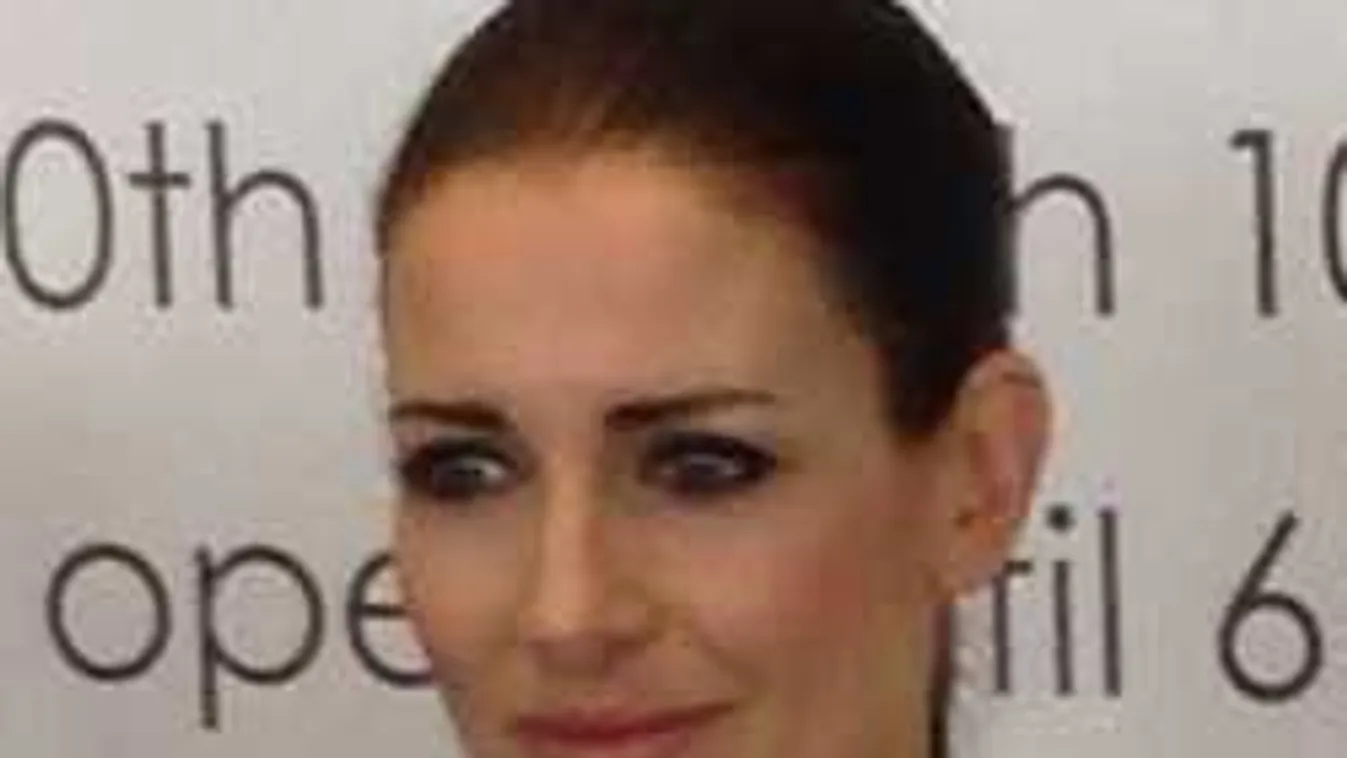 Ittas vezetésen kapták a gyönyörű műsorvezetőt