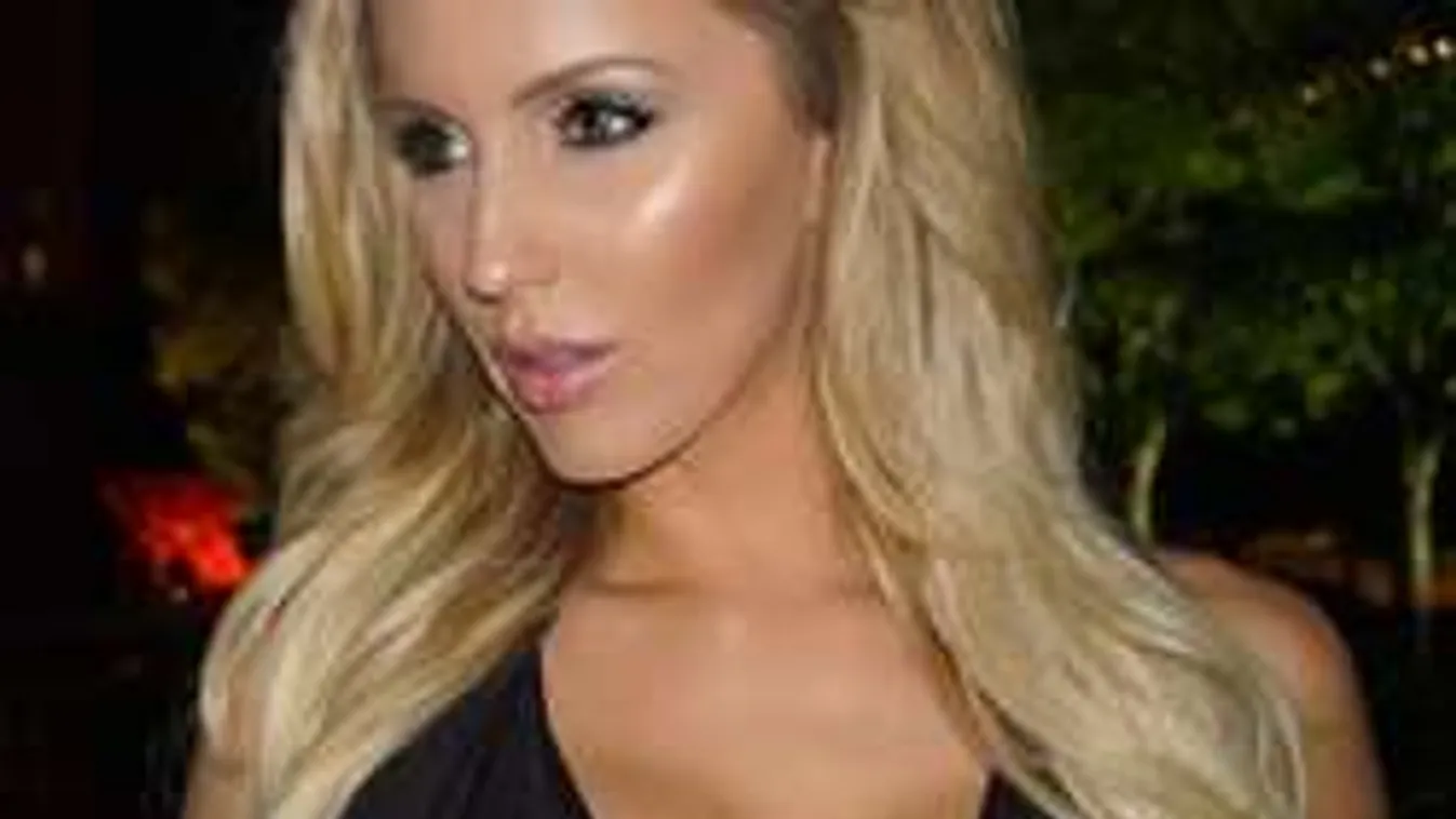 Csodás mellekkel sokkol a harcias bombázó