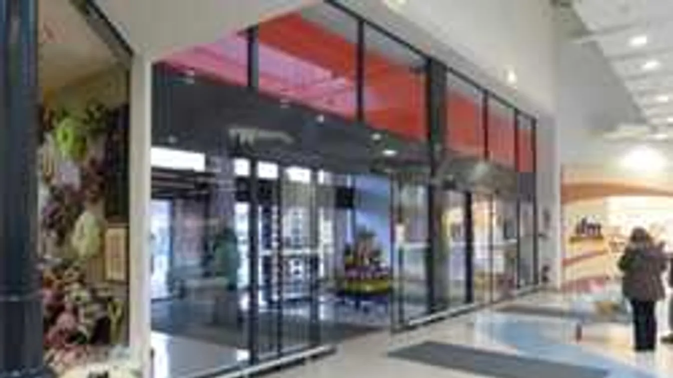 Röhejes rendőrségi videó: nekirohant a fotocellás ajtónak a fiatal szalámitolvaj