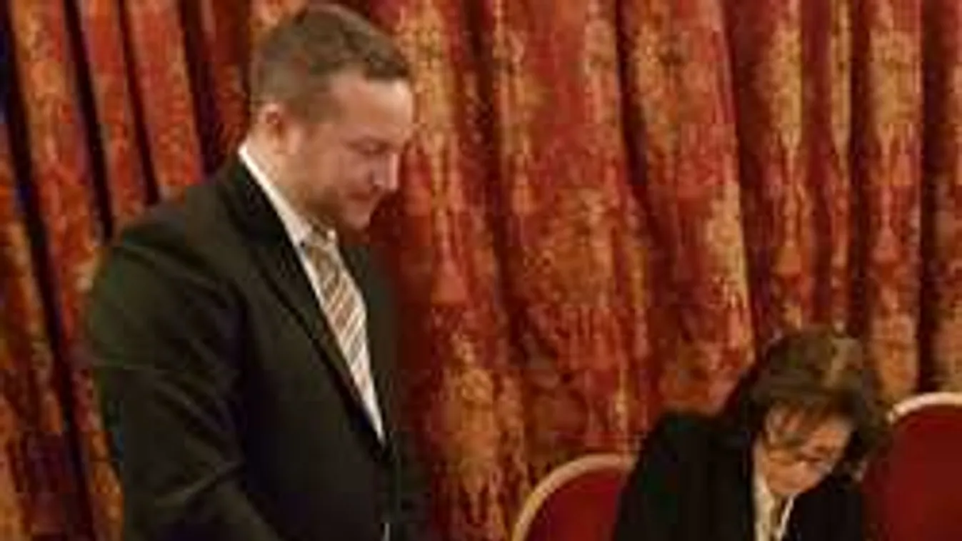 Ujhelyi újra Magyarország ellen tüntet a Soros-brigáddal