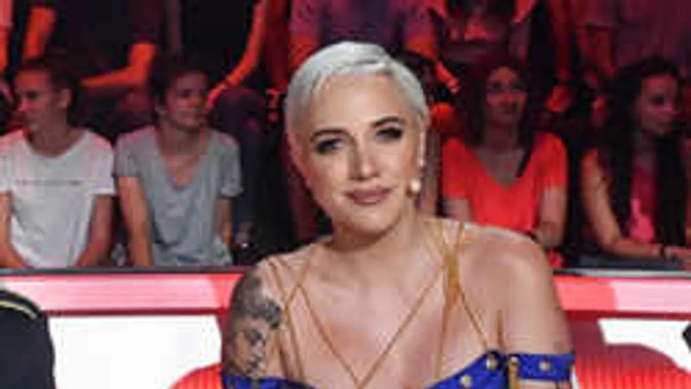 Pult alól eszik forgatás alatt a várandós Tóth Gabi