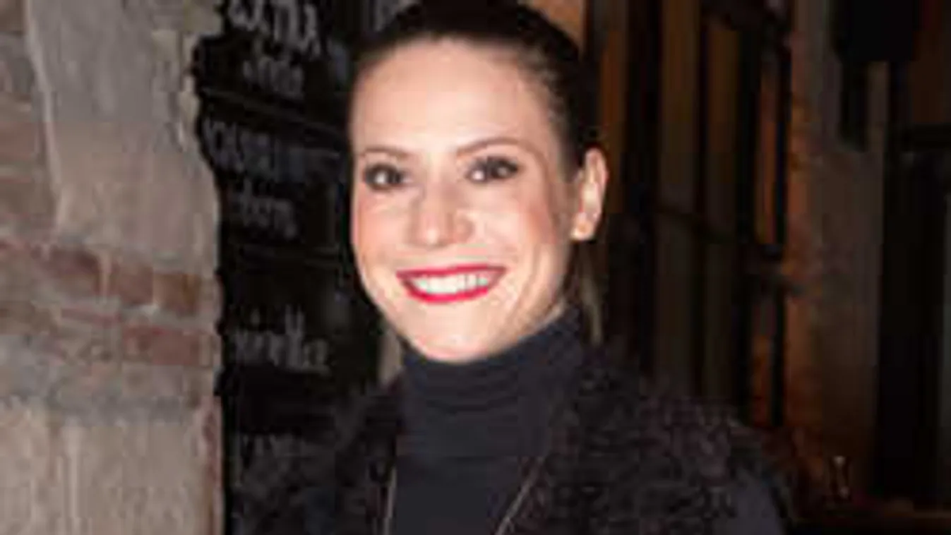 Megmutatta óriási pocakját a várandós magyar énekesnő