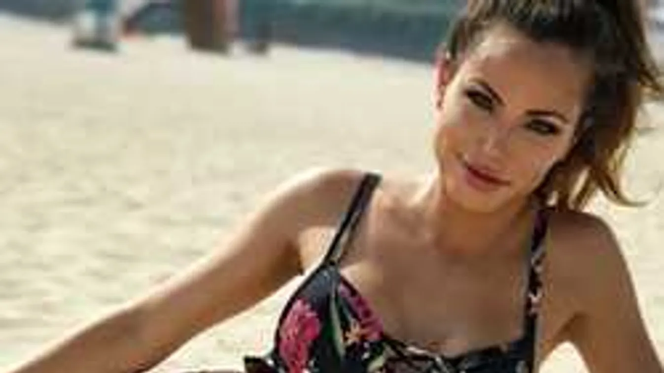 Bugyi nélkül terpeszt a kerek mellű nagykövetasszony