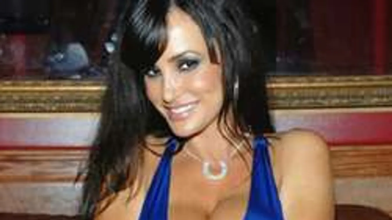 Ez a nagy mellű felnőttfilmes Amerika új kedvenc sportriportere!