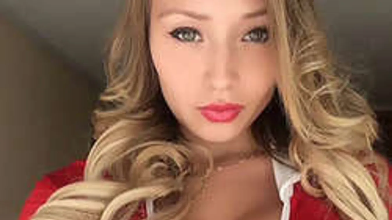 Ezért imádjuk a focit! Ledobta ruháját a nagymellű modell - fotók