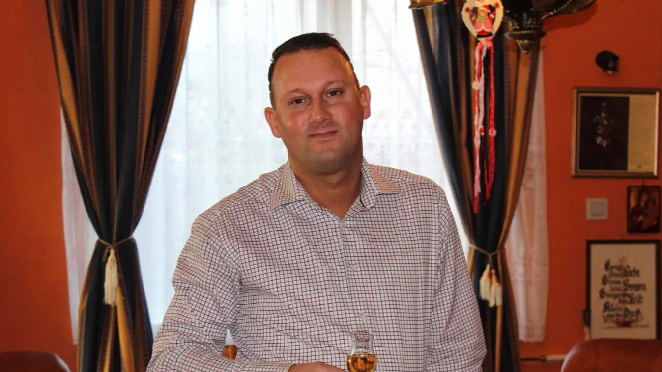 Elég beteg ötlettel állt elő Alekosz, hogy végre szexelhessen