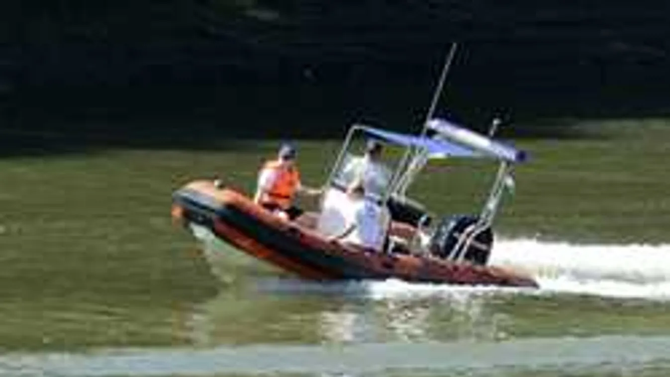 Küzdenek az életéért: Motorcsónakról ugrott fejest a 70 centis Tiszába