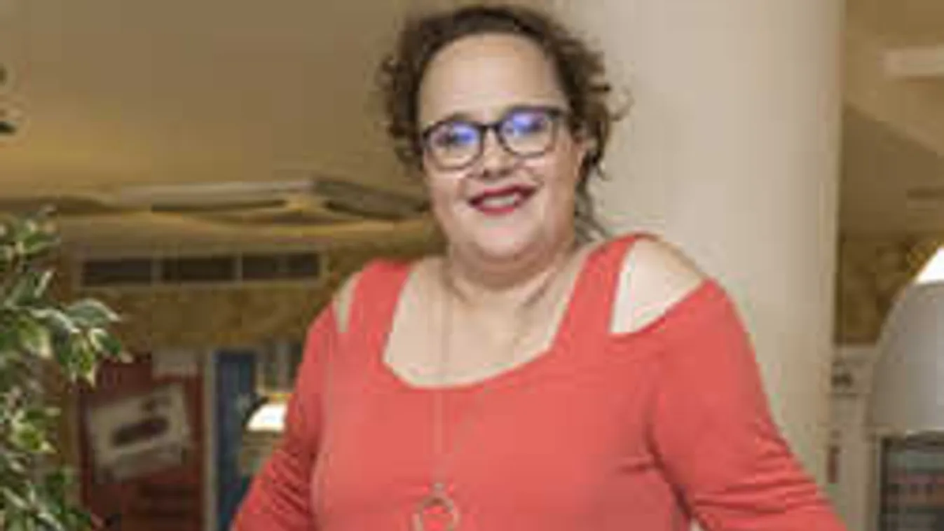 Kikerült a netre: kollégáját csókolta az eljegyzett magyar színésznő