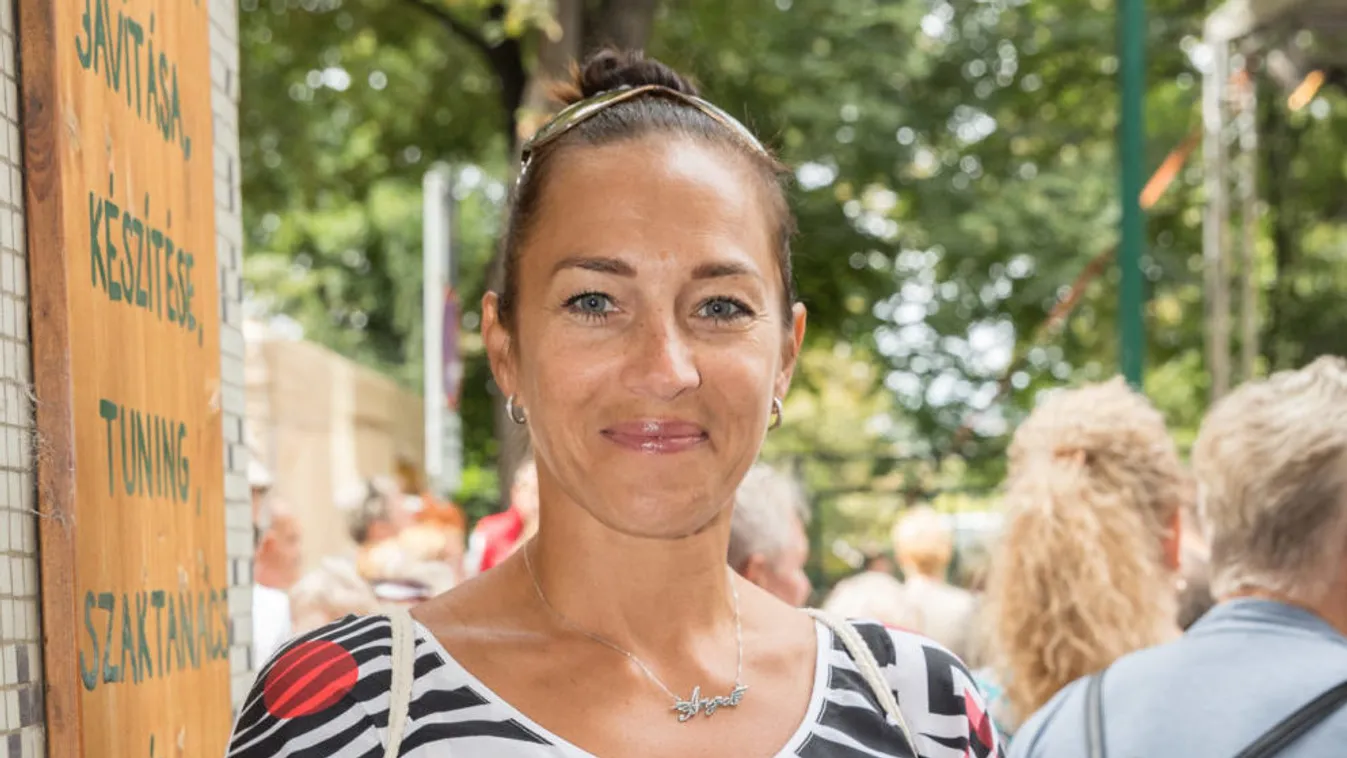 Harmadik házassági évfordulóját ünnepli a férjével