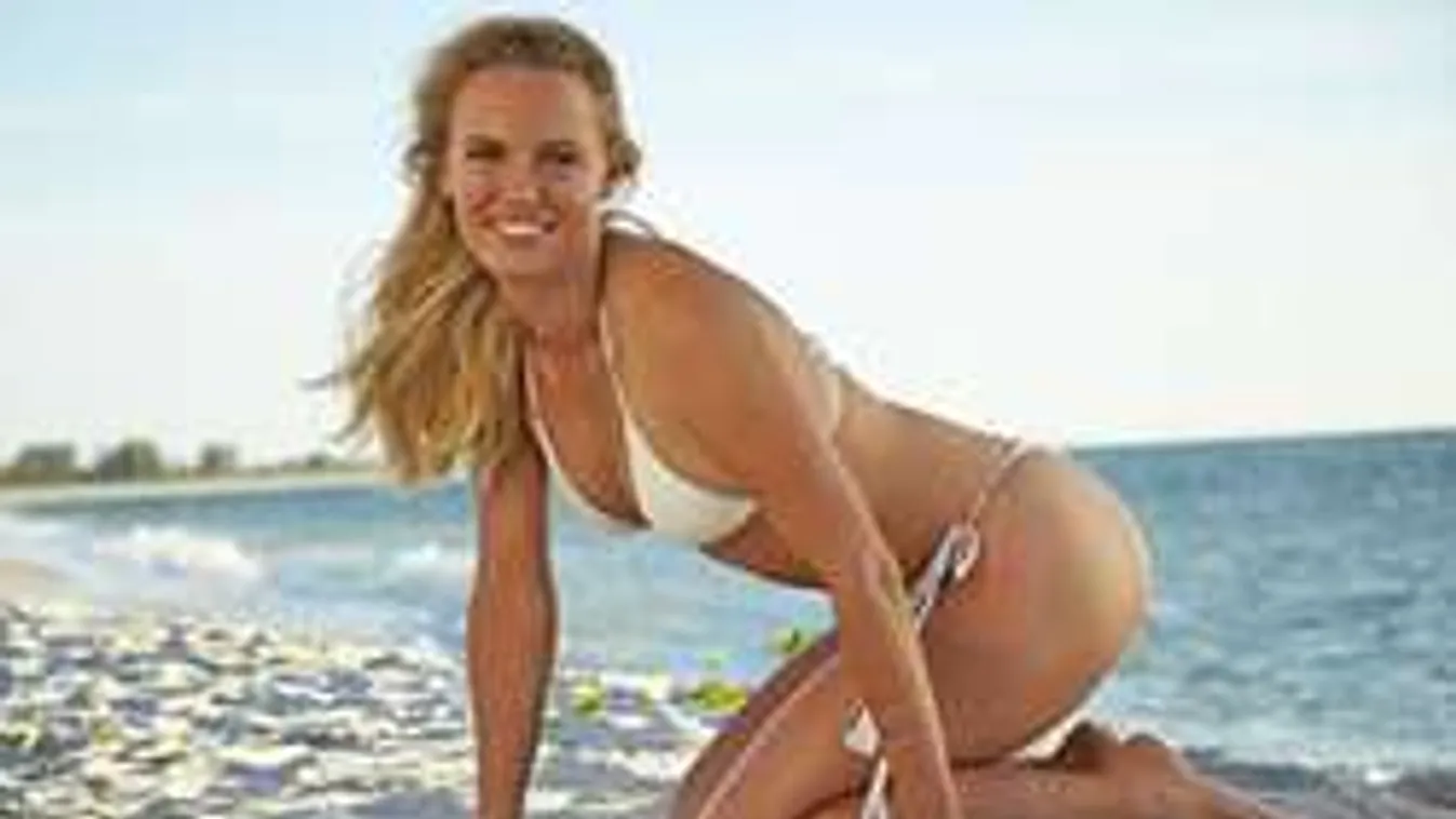 Csak a festék takarja a szőke bombázó testét