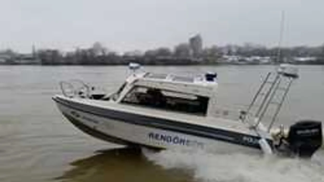 Borzalom Újpestnél, a Dunába zuhant egy férfi