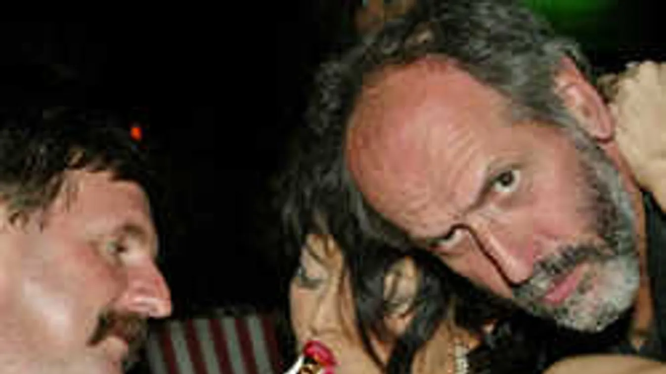 Hárman párban: pornós mellbimbóját fogdosta Benkő Dániel és Kovi!