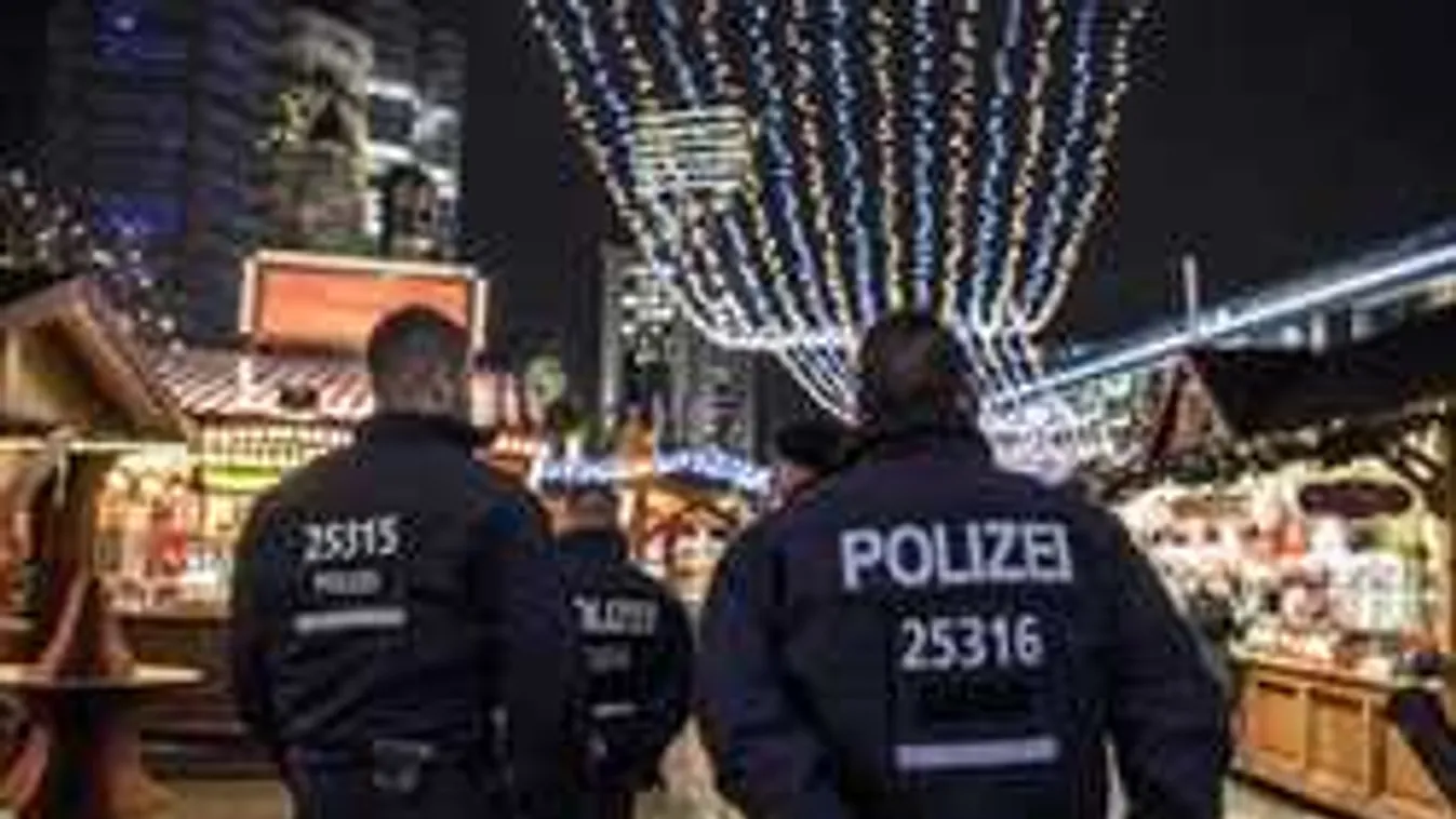 Harckocsikat vezényelnek a Brandenburgi-kapu környékére