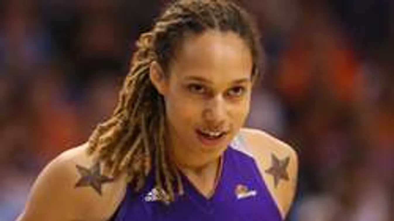 Mindent bedob a teletetovált, pucér kosaras csaj - fotók