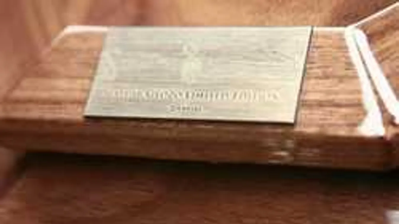 Újraindítja a családi koporsóbizniszt Győzike