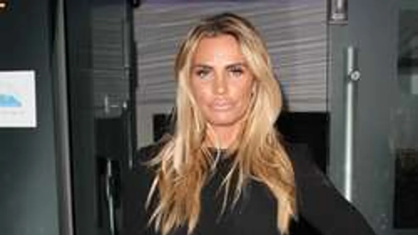 Megmutatta frissen plasztikázott melleit a hatalmas keblű világsztár!