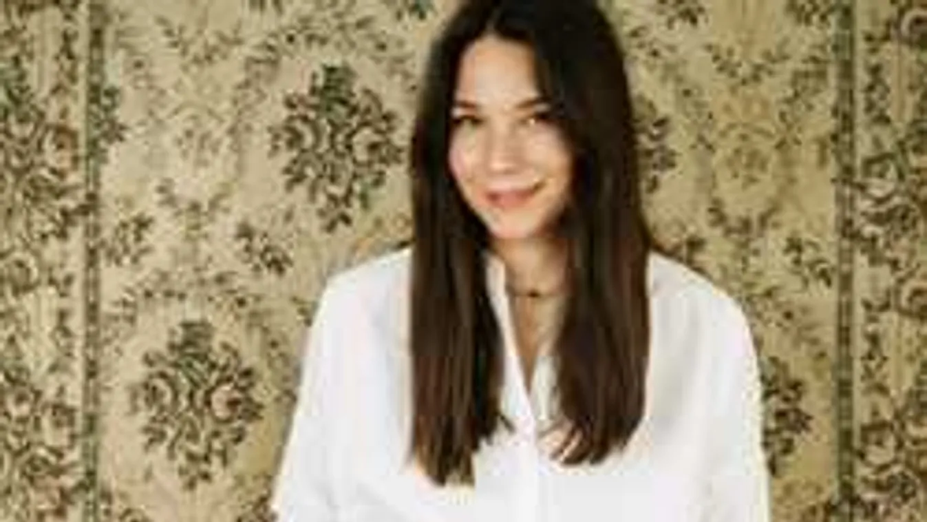 A Balaton közepén fotózták le Nanushkát, vajon mire készül