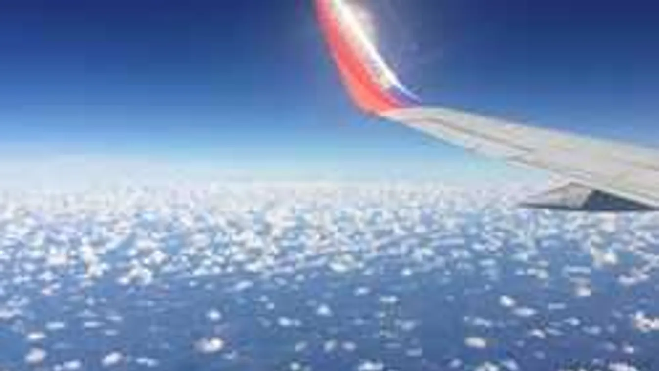 Sokkot kapott az utas: Ezt művelte az idős nő a repülőn