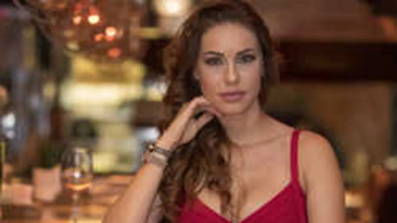 Fürdőzés közben kapták le: vadítóan dögös a luxusfeleség