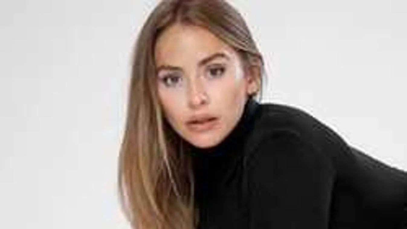 Az ágyában készített pucér szelfit a gyönyörű sportolónő!