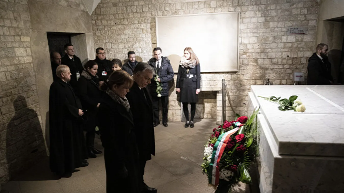 Orbán Viktor megkoszorúzta a néhai lengyel elnök sírját
