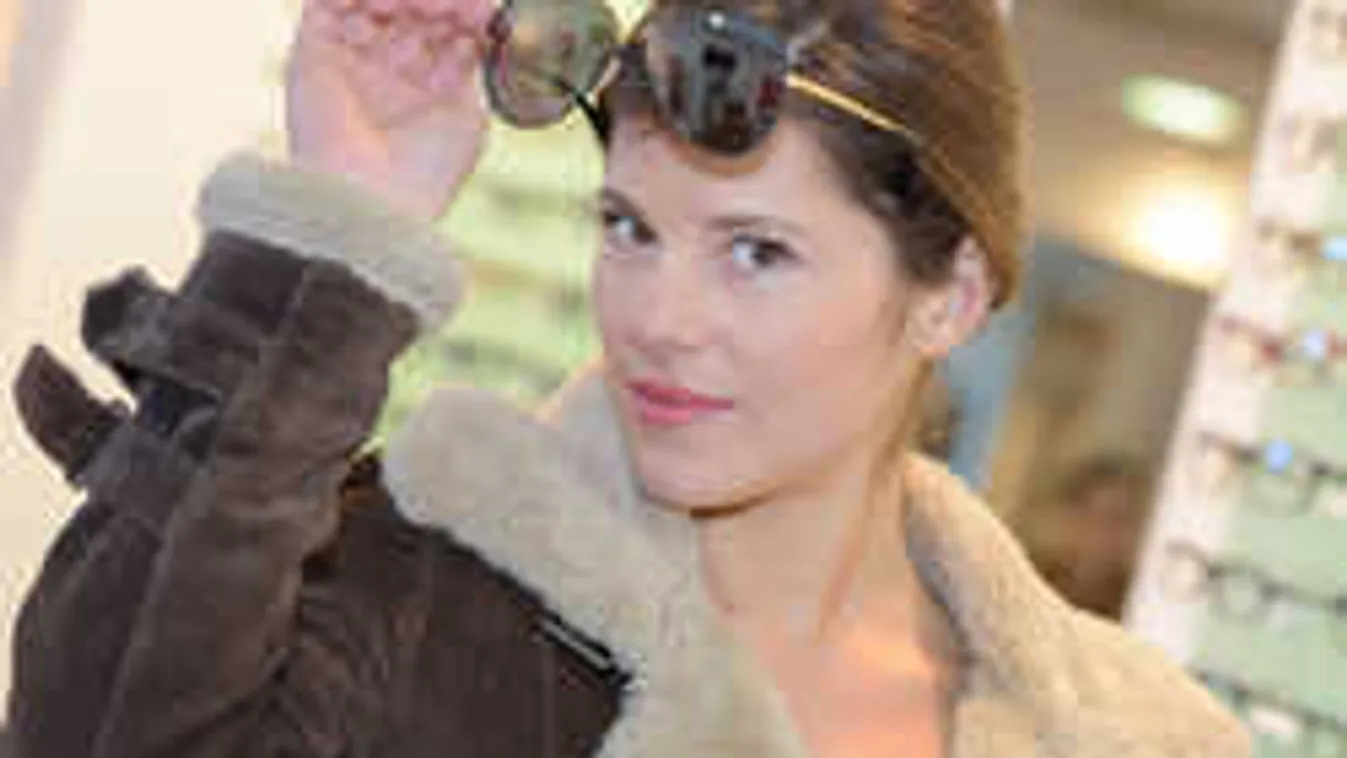 Sokkolta a férfiakat az, amit a légierő pilótanője művelt a mellével