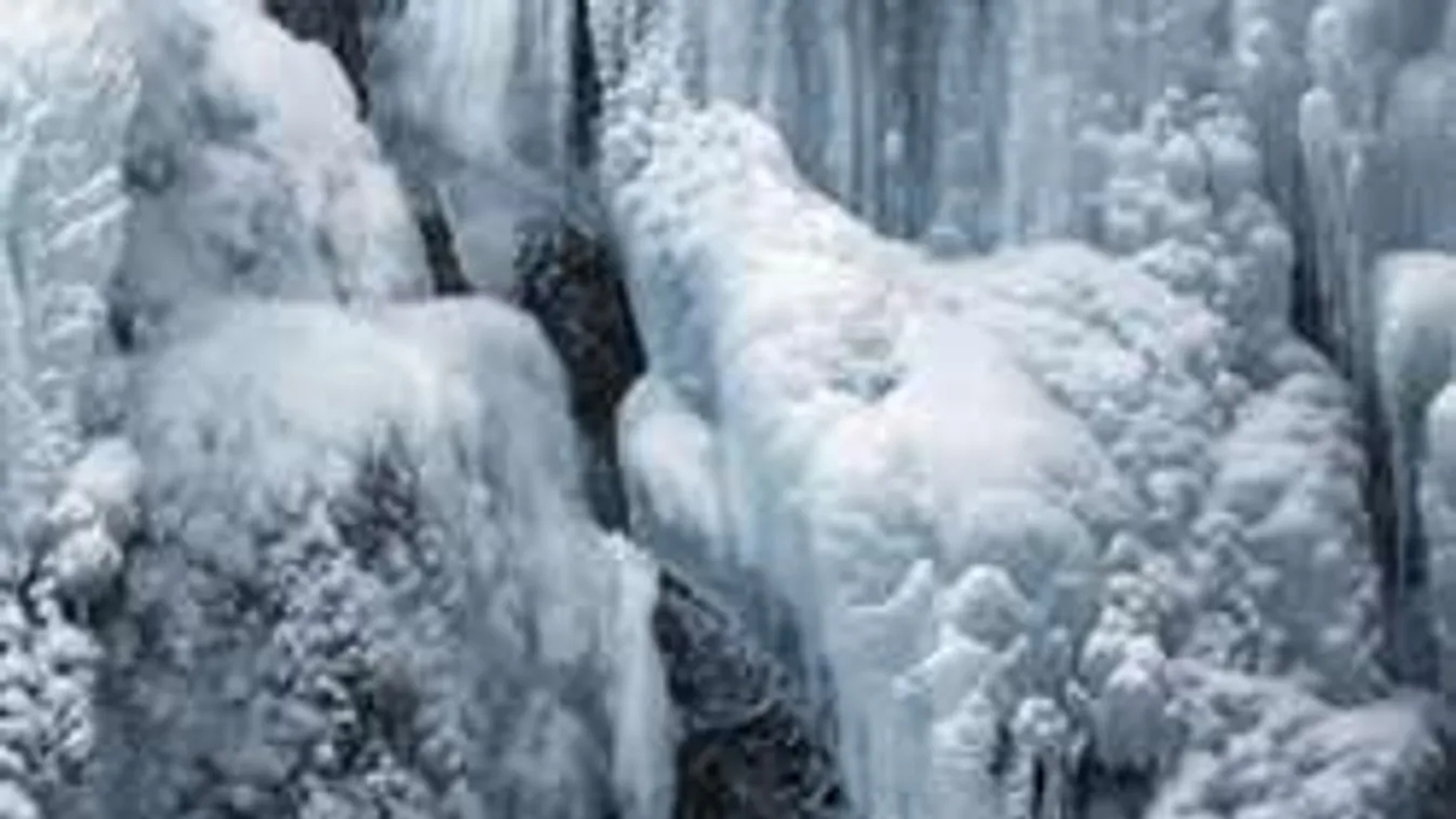 Csoda a rekordhidegben: befagyott a magyar vízesés! Elképesztő fotók