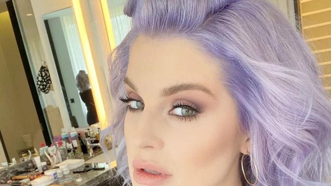 Gigadekoltázzsal mutatta meg 36 kilós fogyását az énekesnő