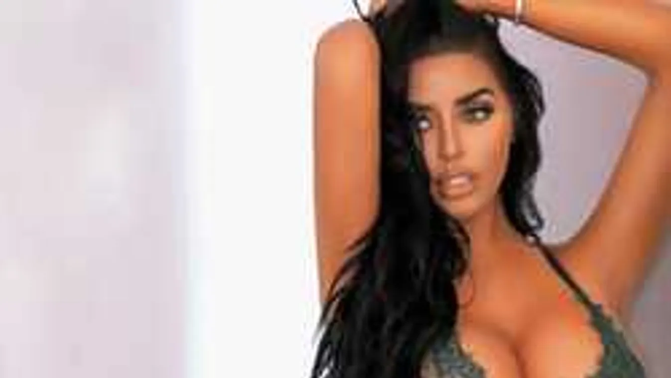 Izgató póz, megmutatta gömbölyű melleit a dögös focistalány