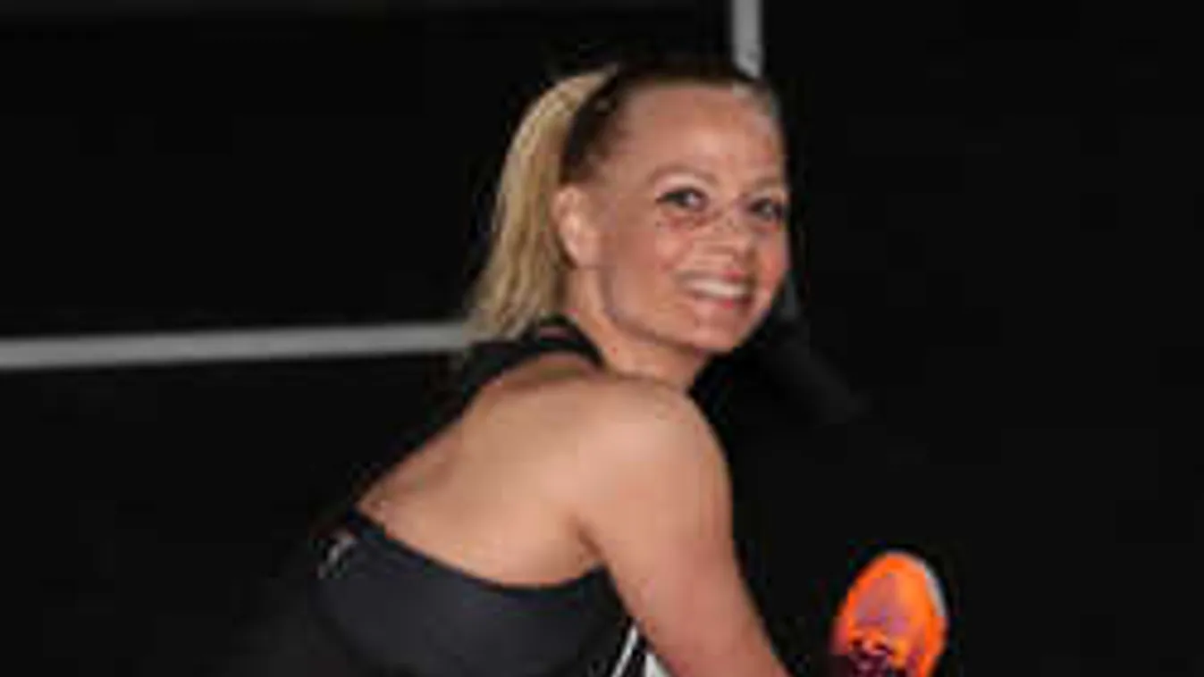 Égi jel: elképesztő, mit látott meg egy régi fotón a magyar énekesnő!