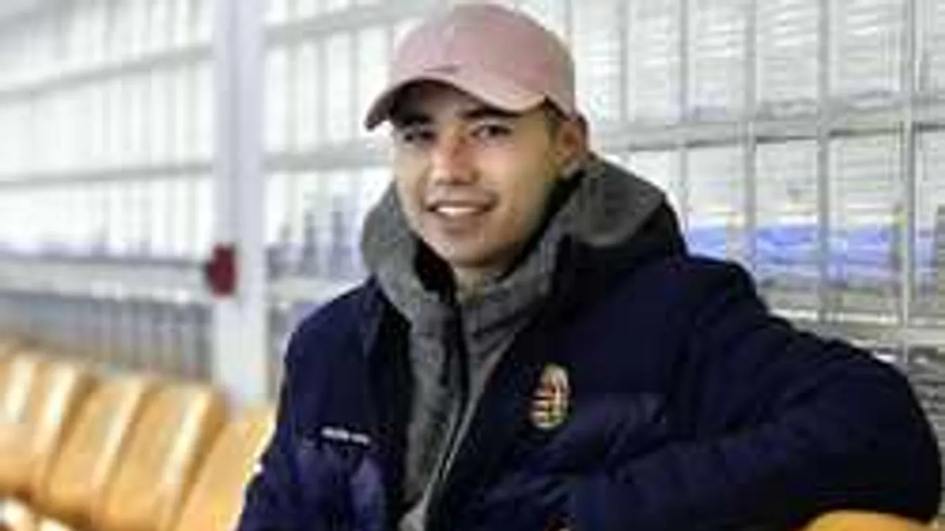 Szívmelengető fotó: megmutatta újszülött kishúgát a magyar világsztár