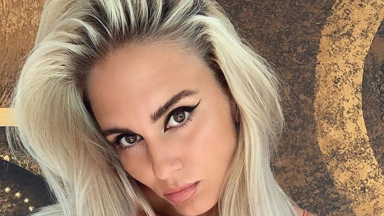 Lefotózták a meztelen szurkolólányt, tökéletes kebleket villantott