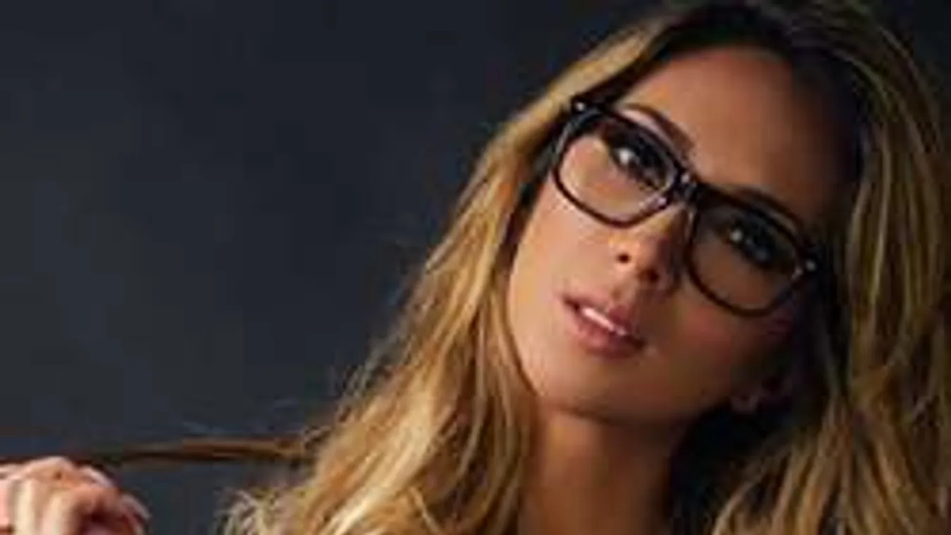 Szinte teljesen meztelenre vetkőzött a csábító modell