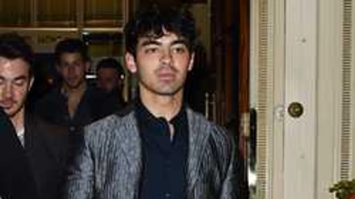 Döbbenet, az internetről tudták meg a sztár szülei, hogy már házas