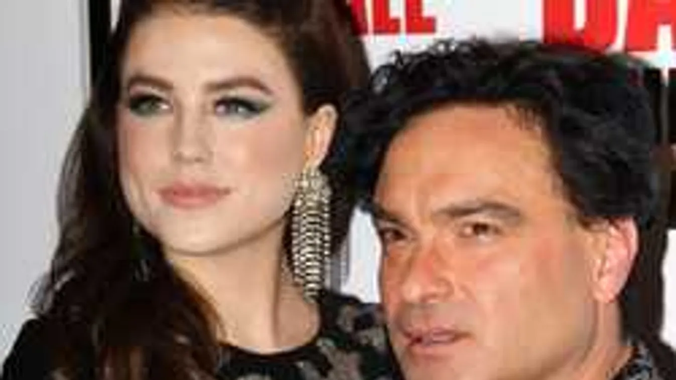 Most közölte a 43 éves sztár: 22 évvel fiatalabb szerelme első gyermeküket várja