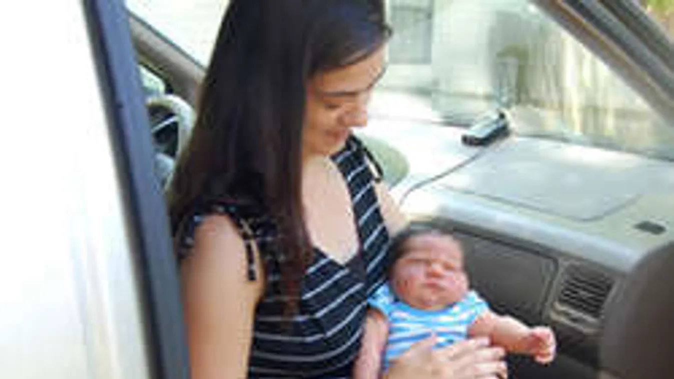 Közel 5 kilós a bébi, aki 3 perc alatt született egy autóban!