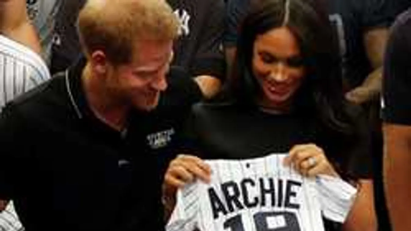 Végre kiderült, ilyen színű valójában Harry herceg fiának a haja