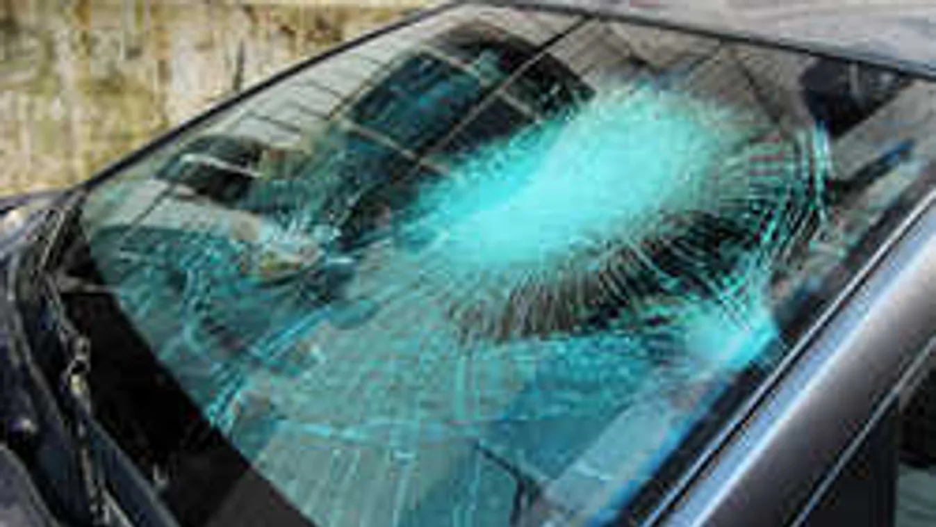 Mobilozó iskolás fejelte le a szélvédőt